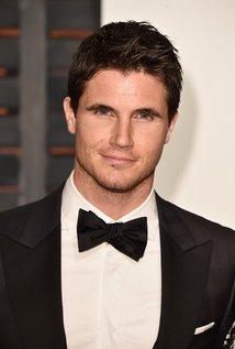 Robbie Amell Picture