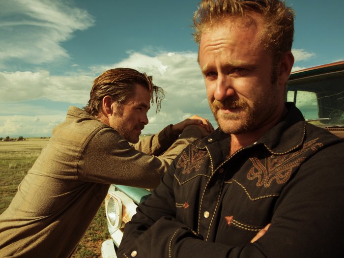 Ben Foster and Chris Pine in Hell or High Water - Custe o Que Custar! (2016)