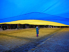 Дитина під українським прапором.JPG