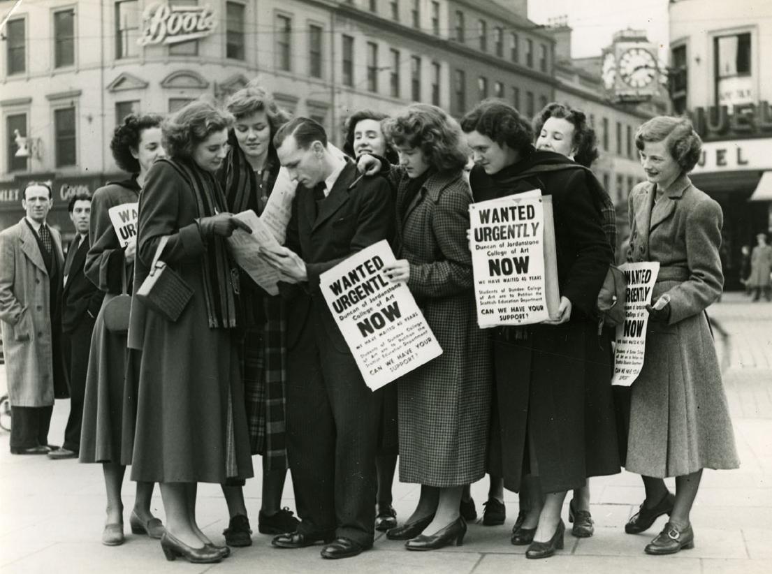 Demonstrating female art students c1950