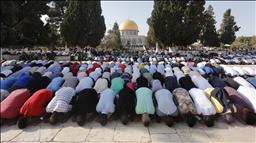 10,000 Palestinians pray at Jerusalem's Al-Aqsa Mosque