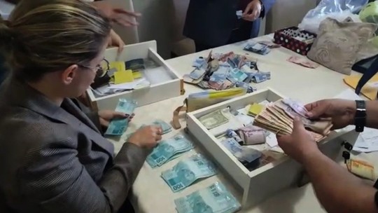 Polícia acha dinheiro e joias em fundo falso de armário em ação contra desvio do dízimo