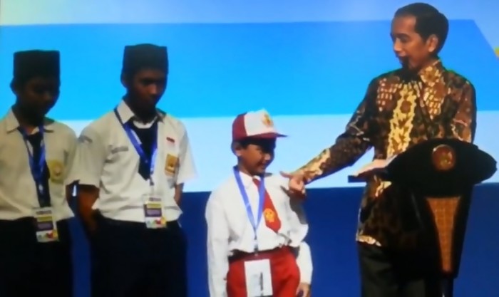 WATCH: Primary school kid’s “ikan kontol” tongue slip in front of President Jokowi is adorably hilarious