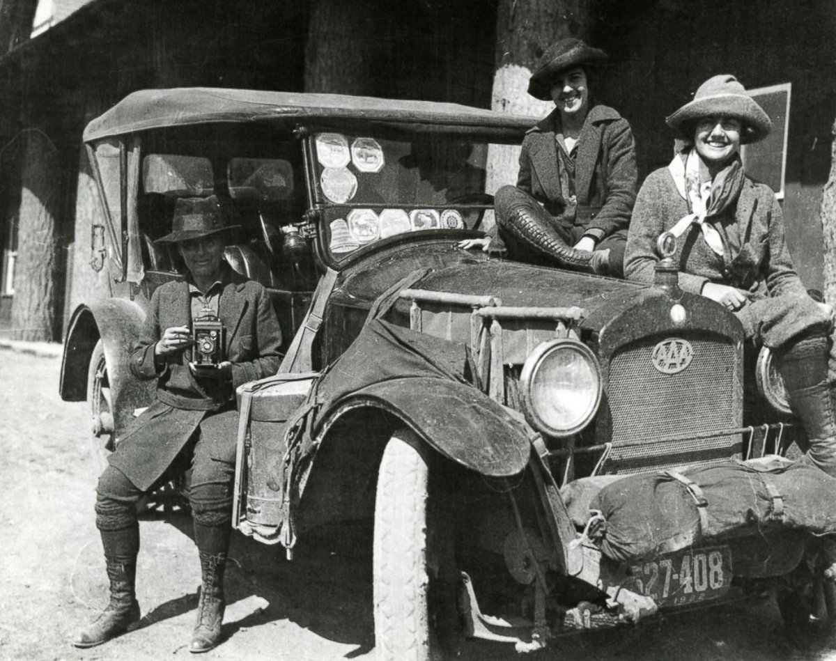 Mary Bedell and traveling companions at @YellowstoneNPS in 1922.