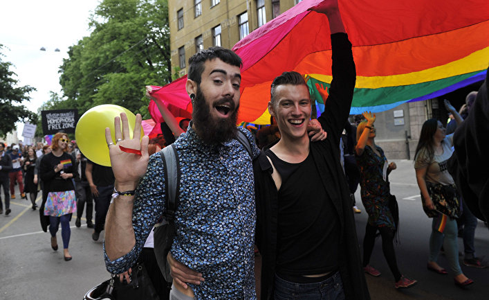 Участники гей-парада в Риге