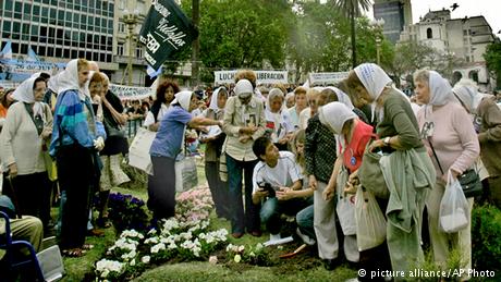 Argentinien Mütter der Plaza de Mayo Archivbild 2005 (picture alliance/AP Photo)