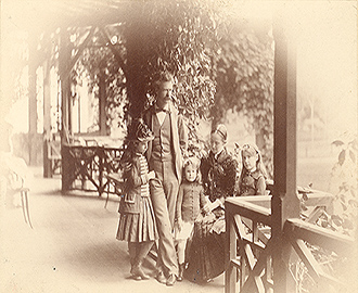 Samuel L. Clemens and family: Clara, Jean, Olivia, and Susy. Photographer: Horace L. Bundy. Date: May 1884. [Mark Twain Papers, PH00108]