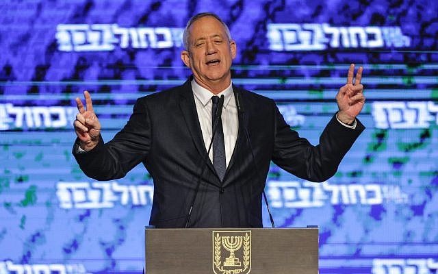Benny Gantz, leader of the Blue and White political alliance, claims victory at the end of April 9, 2019's elections, in a speech in Tel Aviv (MENAHEM KAHANA / AFP)