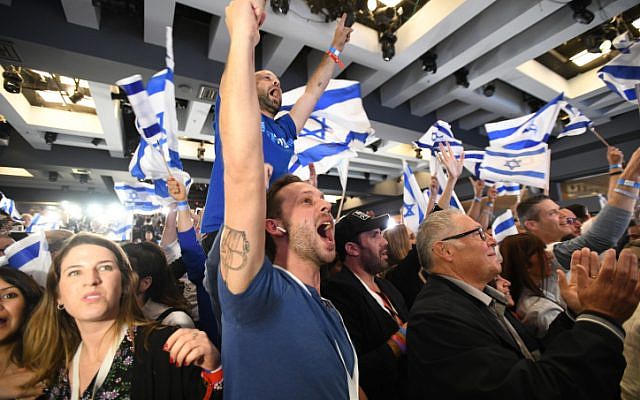 Supporters of the Blue and White political party react to the first voting results in the Israeli general elections, at the party headquarters in Tel Aviv, on April 09, 2019. (Gili Yaari /Flash90)