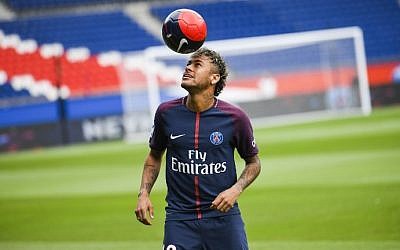 Brazilian soccer star Neymar plays with a ball during his official presentation at Paris' Parc des Princes stadium on August 4, 2017. (AFP Photo/Lionel Bonaventure)