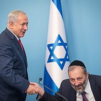 Prime Minister Benjamin Netanyahu and Interior Affairs Minister Aryeh Deri at a press conference in Jerusalem, on December 3, 2017. (Yonatan Sindel/Flash90)