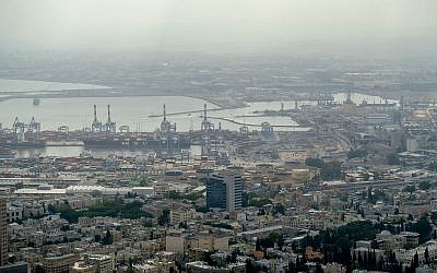View of the oil refineries in the bay area of the northern city of Haifa, May 5, 2017.  (Yaniv Nadav/Flash90)