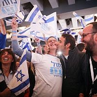 Supporters of the Blue and White political party react to the first voting results in the Israeli general elections, at the party headquarters in Tel Aviv, on April 09, 2019. (Hadas Parush/FLASH90)