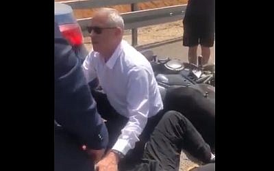 Blue and White leader Benny Gantz helps a motorcyclist who involved in a crash, April 9, 2019 (Screen grab via Twitter)