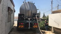 مدير مستوطنة ميغداليم ياعل حشاش ينظر بينما تملأ شاحنة برج المياه في المستوطنة، 4 يونيو 2017 (Jacob Magid/Times of Israel)