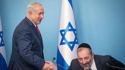 رئيس الوزراء بنيامين نتنياهو ووزير الشؤون الداخلية أرييه درعي في مؤتمر صحفي عقد في القدس يوم 3 ديسمبر 2017. (Yonatan Sindel / Flash90)