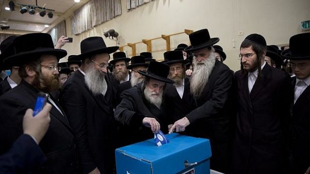 الحاخام يسرائيل هاغار يدلي بصوته في انتخابات الكنيست الإسرائيلي في بني براك، 9 ابريل 2019 (AP Photo/Oded Balilty)