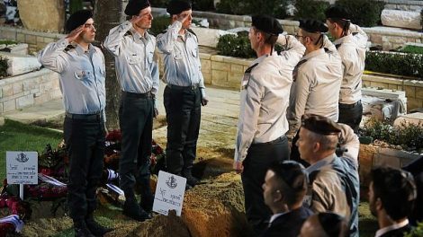 جنود إسرائيليون يؤدون التحية العسكرية بالقرب من قبر زخاريا باومل، خلال جنازته في المقبرة العسكرية في جبل هرتسل، القدس، 4 أبريل، 2019. (Hadas Parush/Flash90)