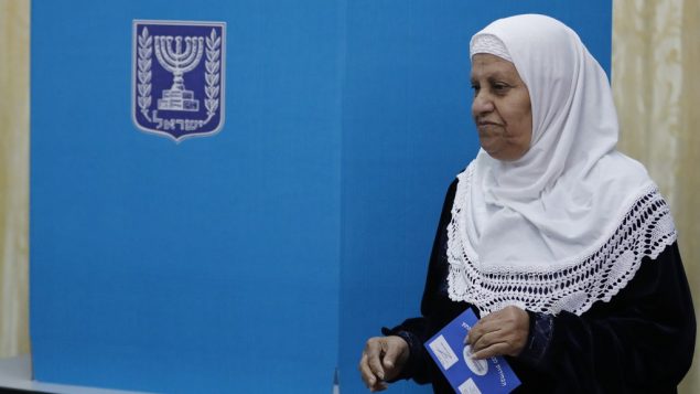 سيدة عربية اسرائيلية تدلي بصوتها في محطة اقتراع لانتخابات الكنيست الإسرائيلي في الطيبة، شمال اسرائيل، 9 ابريل 2019 (Ahmad GHARABLI / AFP)