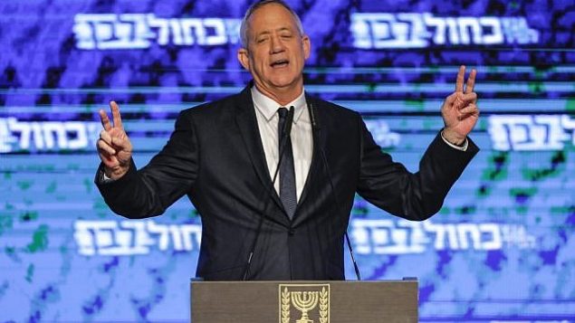 بيني غانتس، زعيم التحالف السياسي "أزرق-أبيض"، يدعي النصر في نهاية انتخابات 9 أبريل 2019 ، في خطاب ألقاه في تل أبيب (Menahem Kahana/AFP)