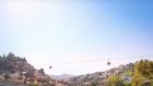 تصور فني لمشروع عربات التلفريك التي تمر فوق وادي ’هينوم’، من فيديو ترويجي تم نشره على YouTube.