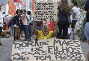 Manifestação ocupa orla de Ipanema neste domingo Foto: Custódio Coimbra / Agência O Globo