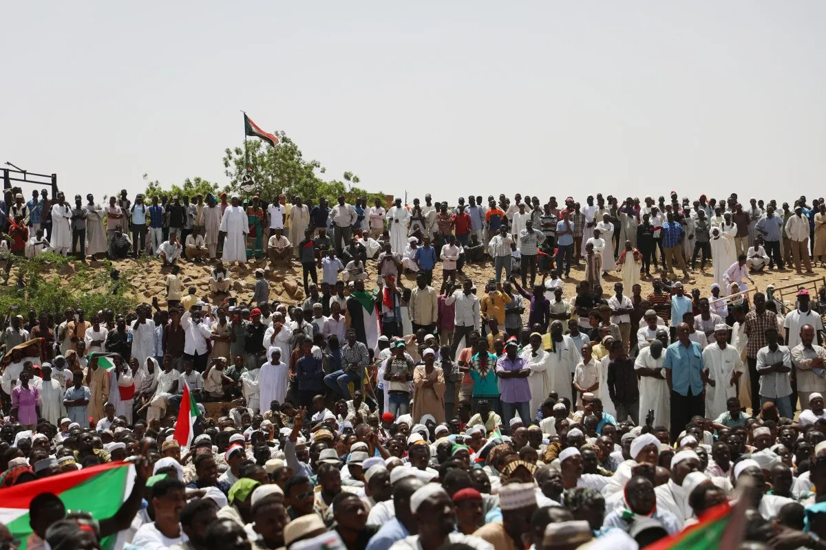 Sudanese demonstrators gather to protest demanding a civilian transition government in front of military headquarters outside the army headquarters in Khartoum, Sudan on 3 May, 2019 [Mahmoud Hjaj/Anadolu Agency]