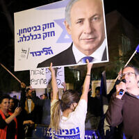 Supporters of Israeli Prime Minister Benjamin Netanyahu demonstrate outside PM Netanyahu's residence in Jerusalem on November 21, 2019. (Noam Revkin Fenton/FLASH90)