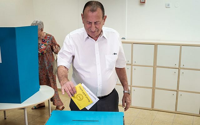 Tel Aviv mayoral candidate Ron Huldai casts his ballot on October 30, 2018. (Tomer Neuberg/Flash90)