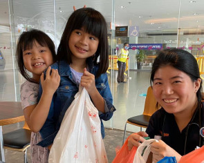 This made my day: 2 girls deliver comfort food to cheer hospital staff on