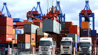 Container werden im Hamburger Hafen auf Lastwagen verladen | Bildquelle: dpa