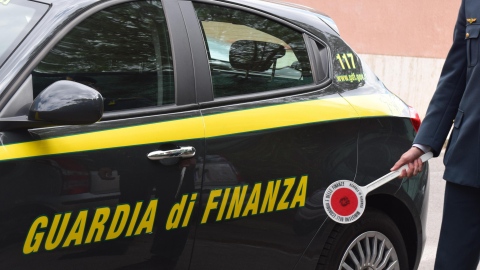 C'è una guerra in corso tra Finanza e Carabinieri: ed è colpa di una legge 