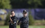 Vikings coach Mike Zimmer (right) and assistant coach/offensive consultant Gary Kubiak share a run-first philosophy in a pass-happy NFL.