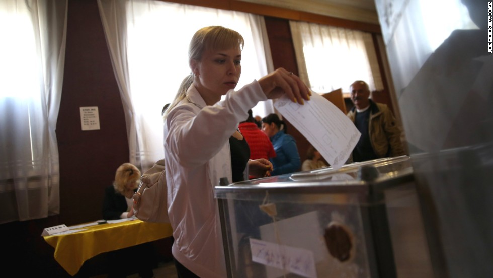 A voter casts her ballot in eastern Ukraine&#39;s independence referendum in Slovyansk on May 11.