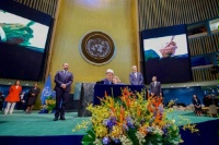 Date: 01/05/2017 Description: Secretary of State Kerry, with his two-year-old granddaughter Isabelle Dobbs-Higginson on his lap and United Nations Secretary-General Ban ki-Moon looking on, signs the COP21 Climate Change Agreement on behalf of the United States during a ceremony on Earth Day at the UN General Assembly Hall in New York, N.Y. © UN Image