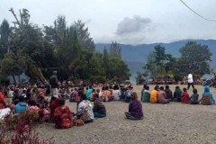 Thousands flee homes as violence flares in Papua 