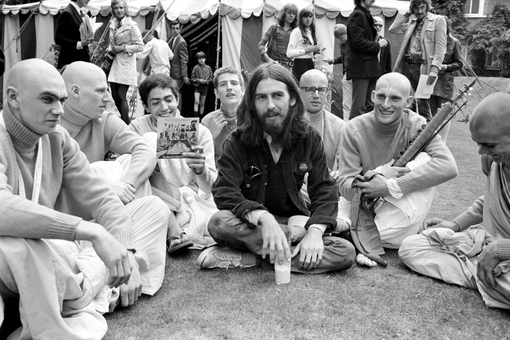 B59FGD George Harrison of the Beatles pictured amongst the Buddhist American group, The Radha Krishna Temple. August 1969 ;Z08251-005