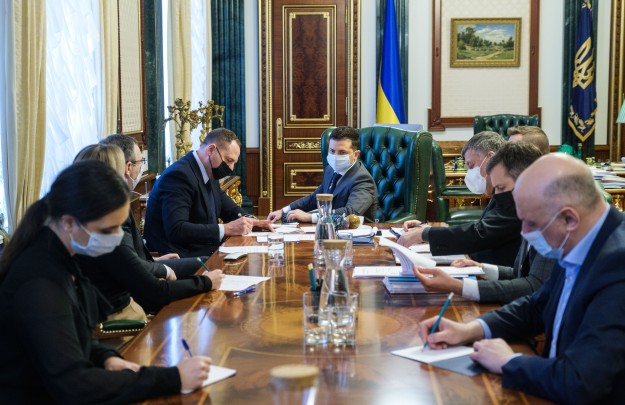 Вакцина проти коронавірусу буде в Україні найближчим часом: Президент пришвидшує постачання у межах своїх повноважень