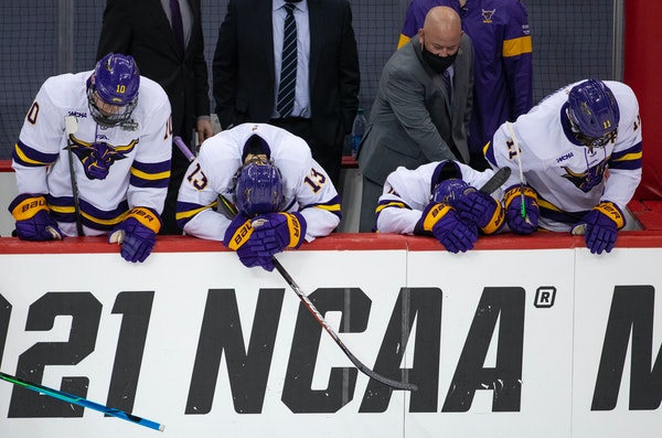 Minnesota State Mankato players hung their heads in disappointment after losing 5-4 in the men’s hockey national semifinal to St. Cloud State.