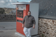 Le boulander Nicolas Lattay recharge le distributeur automatique de pain à Mont-Dol.