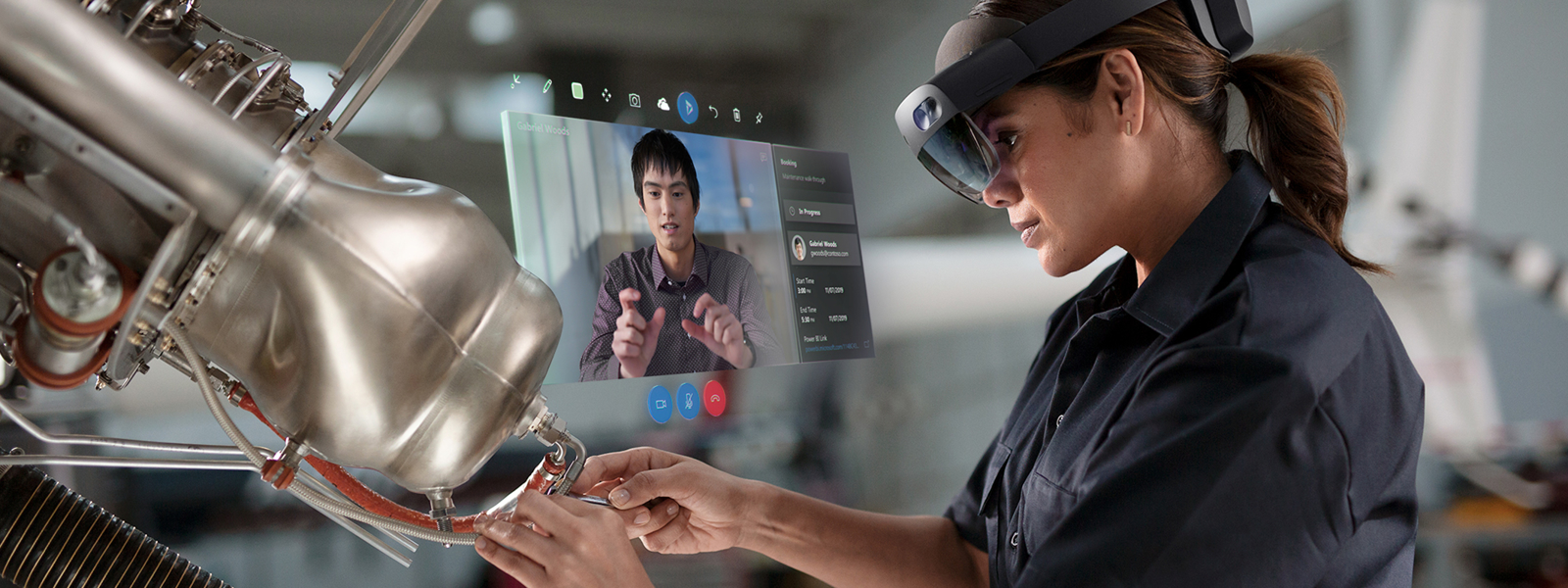 Ein Fabrikarbeiter mit einem HoloLens 2-Headset, der ein Systemprüfungshologoramm betrachtet