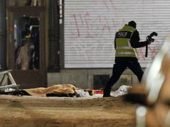 Тело погибшего на месте взрыва. Фото (c)AFP
