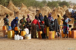 Women collect water at the Boudouri site for displaced persons outside the town of Diffa in southeastern Niger June 21, 2016…