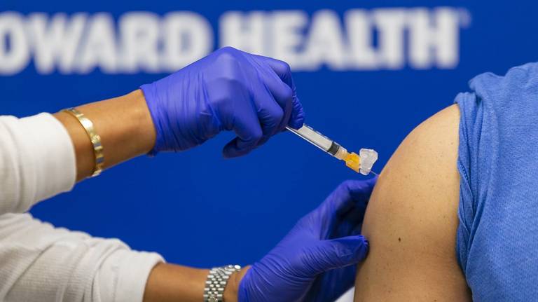 Broward school employees can receive a bonus if they get vaccinated by a certain date