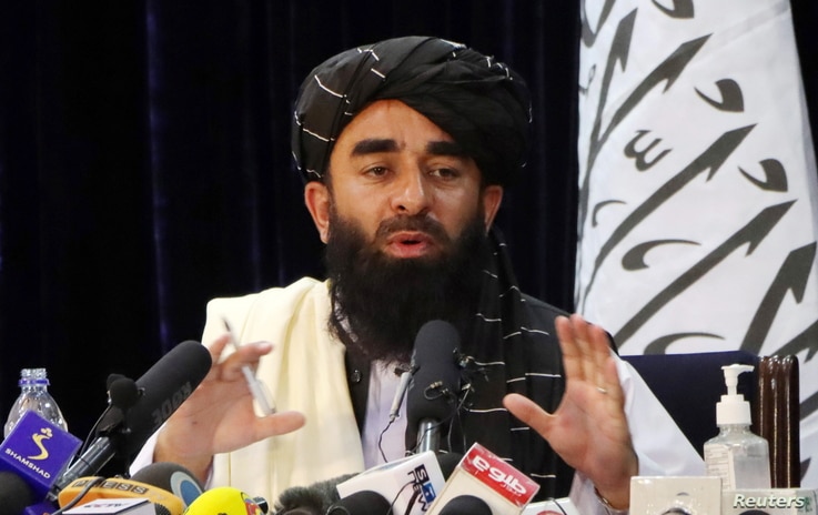 Taliban spokesman Zabihullah Mujahid speaks during a news conference in Kabul, Afghanistan August 17, 2021. REUTERS/Stringer NO…