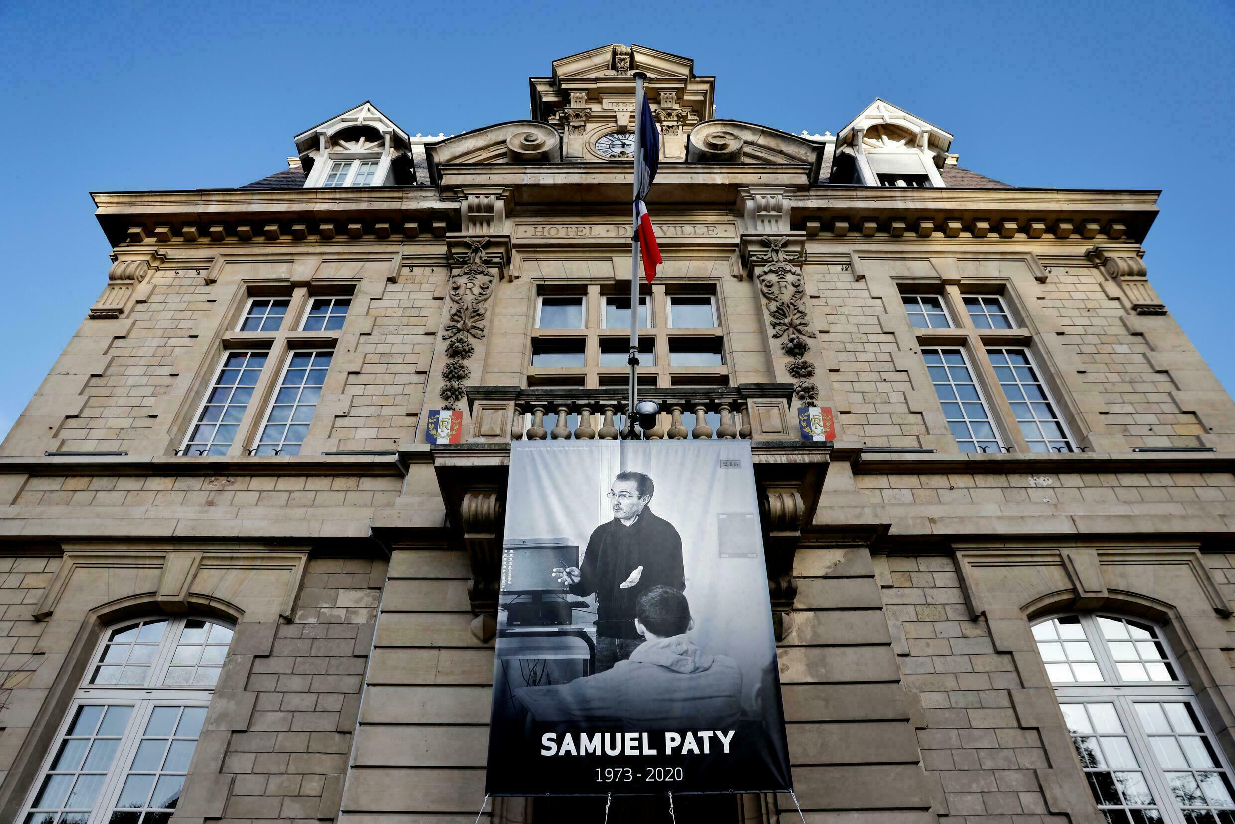 Un portrait de Samuel Paty est affiché sur la façade de la mairie de Conflans-Sainte-Honorine, dans les Yvelines, le 3 novembre 2020