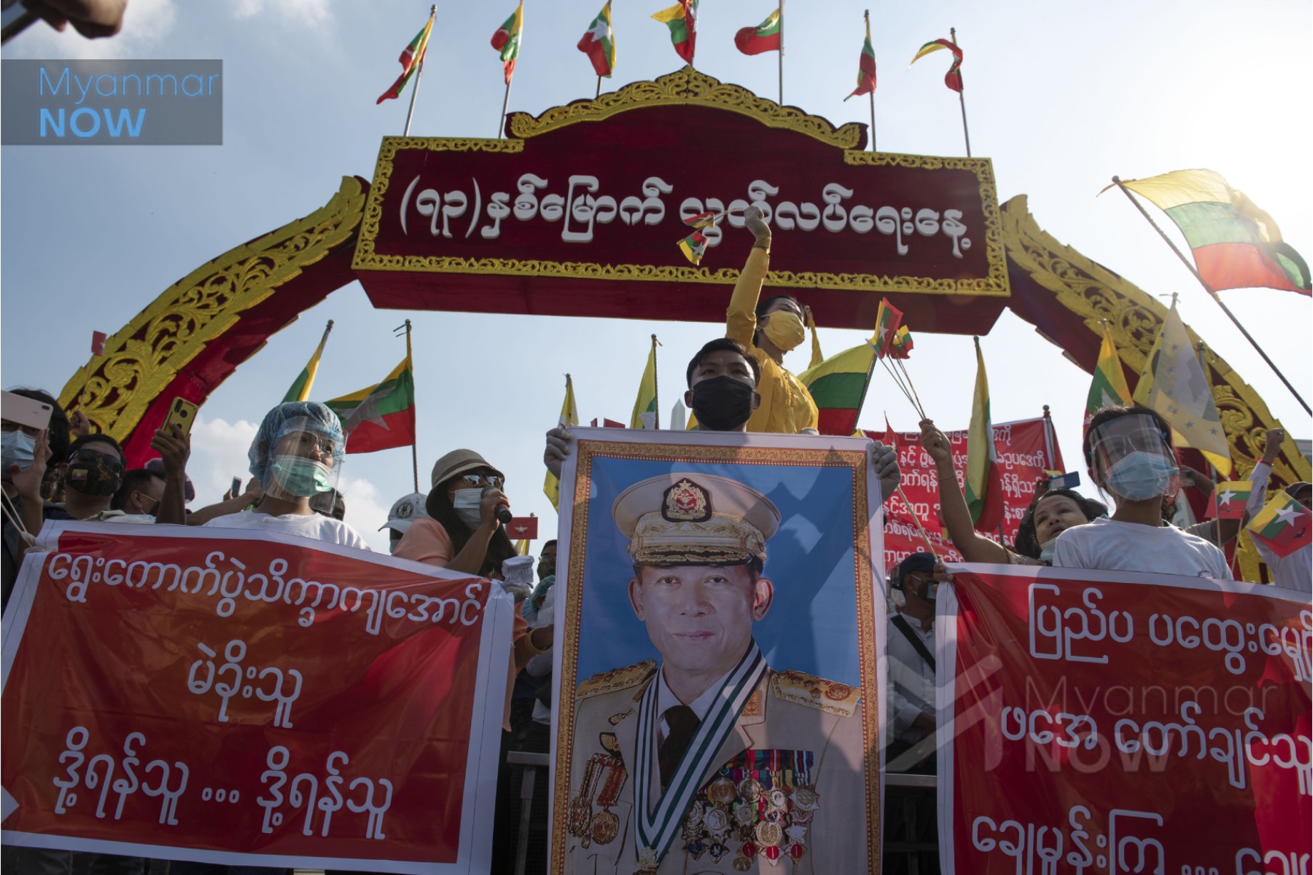 Pro-military protestors gathered in front of City Hall in Yangon to accuse the Union Election Commission of ‘fraud’ (Sai Zaw/Myanmar Now)