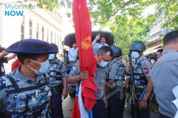 Police in Sittwe arrest students protesting against the war in Rakhine on October 19 (Myanmar Now)