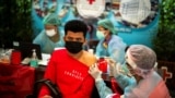 Một người lao động di cư tiêm mũi vaccine Sinopharm thứ nhất.