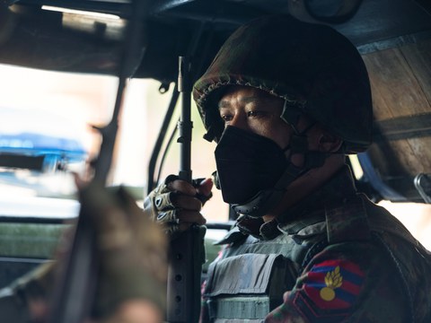၂ဝ၂၁ ခုနှစ် ဖေဖော်ဝါရီ ၂ ရက်က ရန်ကုန်မြို့မှာ စစ်ကောင်စီတပ်ဖွဲ့ဝင်တစ်ဦးကို တွေ့ရစဉ်။